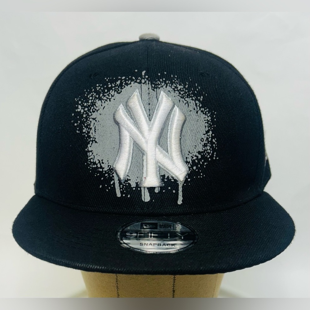 New York Yankees New Era 59Fifty Spray Paint Logo Black Cap - SUPER CLEAN!